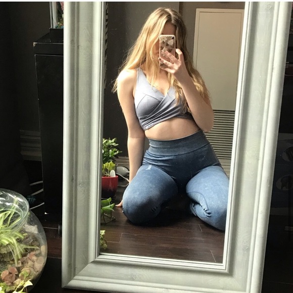 Gymshark Textured Blue Bra - Picture 4 of 9